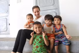 Người phụ nữ chống hủ tục giành giật những đứa trẻ từ tay thần chết