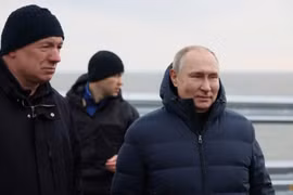 Tổng thống Putin tự lái xe qua cầu Crimea