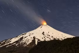 Chile trong tình trạng báo động khi núi lửa rung chuyển và phun lửa