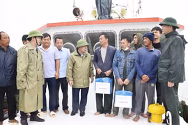 Cứu hộ khẩn cấp đưa nhiều thuyền viên gặp nạn trên biển vào bờ