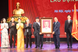 Nhà hát Kịch Việt Nam nhận Huân chương lao động trong dịp kỷ niệm 70 năm thành lập