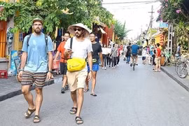 Chi phí tour tăng cao, khách vẫn nườm nượp đi du lịch