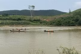 Hai vợ chồng chèo thuyền đi cắt cỏ bị lật, người vợ tử vong