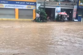 Sơn La: Mưa lớn khiến nhiều phương tiện "lội" trong biển nước