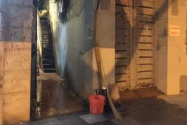 Truy tìm đối tượng ném mắm tôm vào ngõ ở Hà Nội để đòi nợ