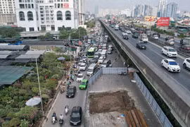 Đường Nguyễn Xiển ùn tắc nghiêm trọng vì dự án Nhà máy xử lý nước thải Yên Xá
