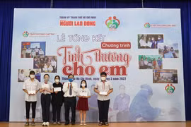 Báo Người Lao Động trao gần 2,2 tỉ đồng tiền hỗ trợ cho trẻ mồ côi do đại dịch Covid-19