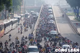 Người dân mệt mỏi vì kẹt xe nhiều giờ ở cửa ngõ sân bay Tân Sơn Nhất