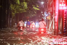 Nhiều tuyến phố Hà Nội ngập sâu sau cơn mưa lớn