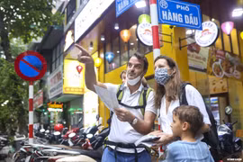 Sau hơn 1 tháng mở cửa du lịch, nhiều tuyến phố Hà Nội đông đúc khách tây