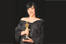 Câu chuyện đằng sau Billie Eilish: Nữ ca sĩ đoạt giải Oscar tuổi 20