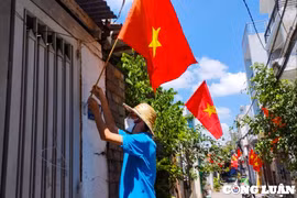 Lễ Quốc khánh 2/9: Đường sá TP. HCM sáng rực với cờ đỏ sao vàng