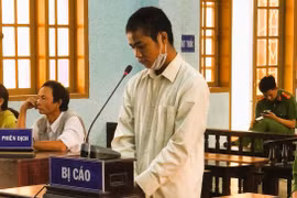 Gã đàn ông đồi bại lãnh 18 năm tù vì hiếp dâm cháu bé hơn 8 tuổi