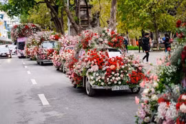 Valentine 2022: Màn tỏ tình ấn tượng nhất thế giới vừa diễn ra tại Hà Nội với 99.999 bông hồng