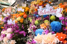 Chợ hoa lớn nhất TPHCM ngày Valentine: Giá hoa hồng tăng gấp ba, nhiều người vẫn “đội mưa” mua hoa tặng bạn gái