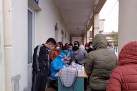 Chấn chỉnh tình trạng người dân chen nhau chờ kết quả xét nghiệm Covid-19 ở Thanh Hoá