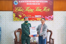 Hội Nhà báo Hải Phòng tặng ấn phẩm báo xuân cho cán bộ, chiến sĩ Đồn Biên phòng Đồ Sơn