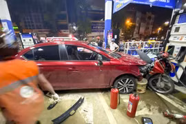 Hà Nội: Ô tô ‘đốn gục’ hàng loạt xe máy đang dừng đỗ xăng