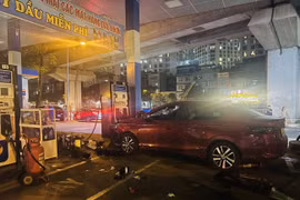 Hà Nội: "Xe điên" lao vào cây xăng, ít nhất có 8 người bị thương
