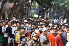 Vé trận Hà Nội - HAGL tăng 5-6 lần, người hâm mộ vẫn đội nắng chờ mua