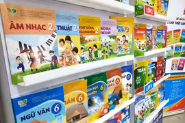 Giá sách giáo khoa lớp 2, lớp 6 của Nhà xuất bản Giáo dục tăng phi mã