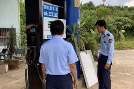 Một doanh nghiệp kinh doanh xăng dầu sử dụng cột bơm hết hạn kiểm định bơm, bán xăng