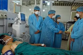 Vụ cháy xưởng chăn đệm ở Thanh Oai, một chiến sĩ công an bị thương khi cứu cháy
