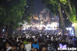 Hà Nội: Dòng người đổ ra đường đêm Trung thu, nhiều tuyến phố ùn tắc