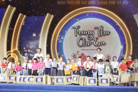 Chương trình "Trung thu cho em" trao 100 suất quà và học bổng cho trẻ có hoàn cảnh khó khăn