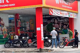 Truy bắt đối tượng dùng súng cướp tiền tại cửa hàng tiện lợi ở TP.HCM