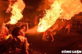 Hà Nội: Độc đáo màn múa lân, thổi lửa trong đêm Trung thu