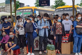 Nghỉ lễ 30/4, bến xe khách Hà Nội như "hồi sinh" sau đại dịch