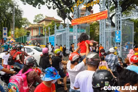 Dinh Độc Lập, Thảo Cầm Viên ngày 30/4: Xếp hàng mua vé quá lâu, nhiều du khách ‘quay xe’