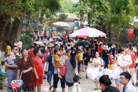 "Biển người" đổ về công viên Thủ Lệ vui chơi ngày đầu đợt nghỉ lễ 30/4 – 1/5