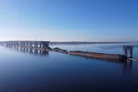 Người Ukraine chờ đợi người thân vượt sông trở lại Kherson
