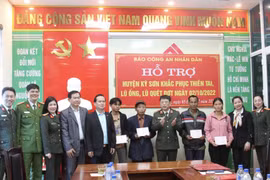Báo CAND trao tặng sổ tiết kiệm cho 4 gia đình có nhà bị lũ cuốn trôi tại Kỳ Sơn (Nghệ An)
