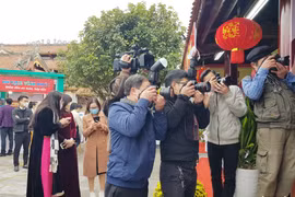 Báo Tết vào mùa