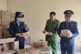Lào Cai: Phát hiện gần 1.500 hộp mì tôm chiên ăn liền không rõ nguồn gốc xuất xứ