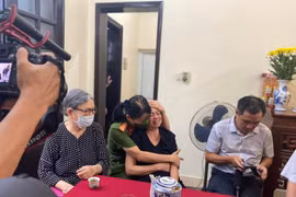 Xúc động người thân đến chia buồn chật kín căn nhà của các chiến sỹ gặp nạn