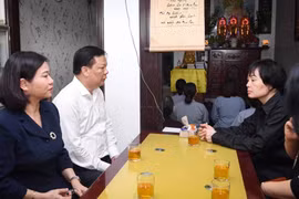 Lãnh đạo TP Hà Nội thăm, động viên gia đình 3 chiến sĩ hy sinh trong vụ cháy