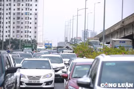 Người dân đổ về Hà Nội khiến nhiều tuyến đường vào trung tâm ùn ứ