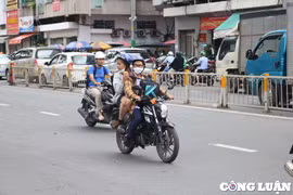 TP HCM: Nhiều học sinh chưa đủ tuổi vẫn lái xe máy, được bố mẹ chở không đội mũ bảo hiểm