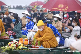 Hàng ngàn người tham gia lễ rước nước tại chùa Tam Chúc (Hà Nam)