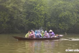 Hà Nội: Người dân "đội mưa" ngồi thuyền đi suối Yến đến chùa Hương trong giá rét