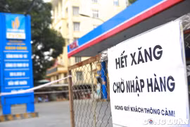 Hà Nội: Ngày điều chỉnh giá, hàng loạt cửa hàng rào chắn, dán biển "hết xăng, hết dầu"