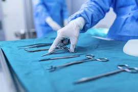 Y tá Mỹ cắt cụt chân bệnh nhân để trưng bày trong cửa hàng