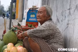 Cụ bà 92 tuổi bán trái cây lề đường, nuôi con tâm thần