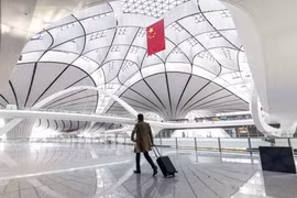 Trung Quốc giảm thời gian cách ly với khách quốc tế xuống còn 5 ngày