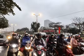 Khung cảnh trái ngược ngày 6 Tết: Bến xe khách đìu hiu, đường cửa ngõ Thủ đô ùn tắc