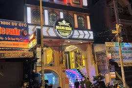 Đột kích quán karaoke lúc nửa đêm, phát hiện hơn 40 "dân chơi" dương tính với ma túy và có cả F0